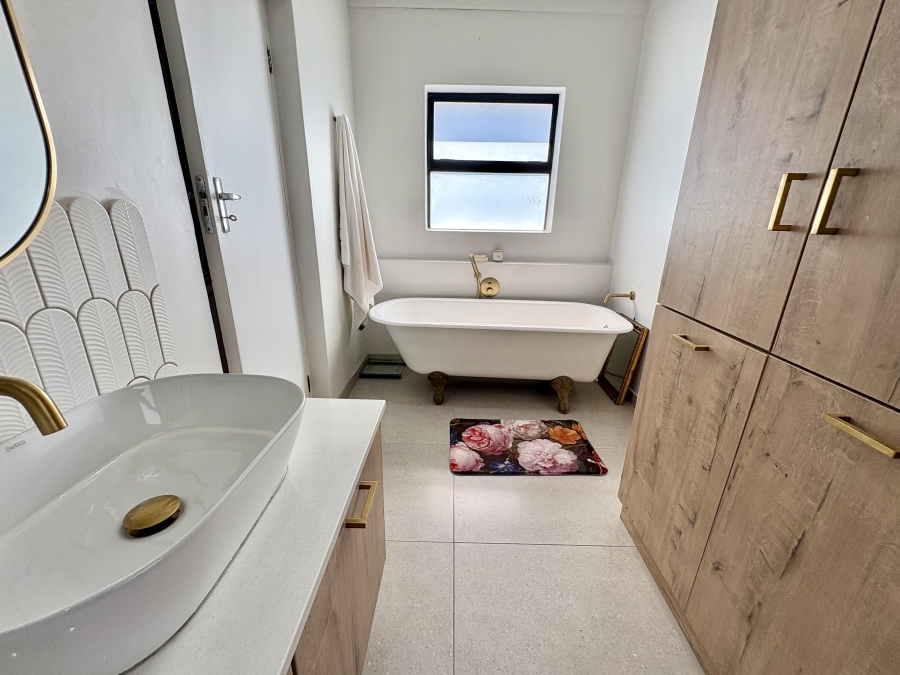 4 Bedroom Property for Sale in Hoog En Droog Western Cape